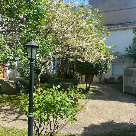 Petite Maison Avec Jardin A Paris
